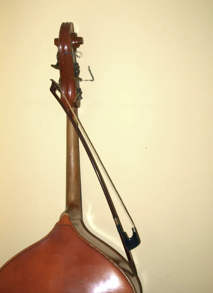 back of upright bass with bow stand up bass, with bow - Upright Bass Bow Tension