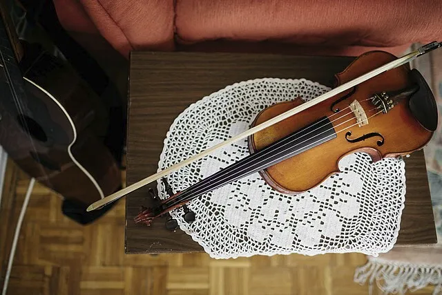 Čelo_and_Violin_with_bow_on_the_small_table_(2019-06-30_13.00.34_by_Marko_Milivojevic_@PIXNIO_2590929) a beginner violin on a small table